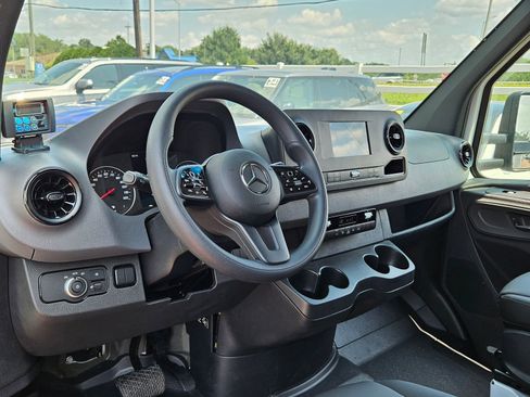 Used 2023 Mercedes-Benz Sprinter 3500 image 13