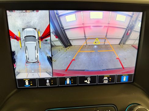 Used 2023 GMC Acadia SLT w/ Technology Package image 16