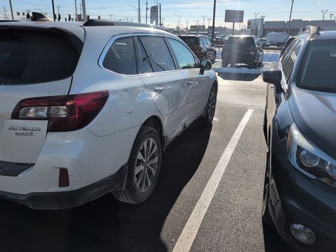 Used 2017 Subaru Outback 2.5i Touring image 3