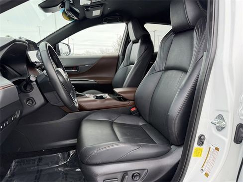 Used 2023 Toyota Venza Limited image 14