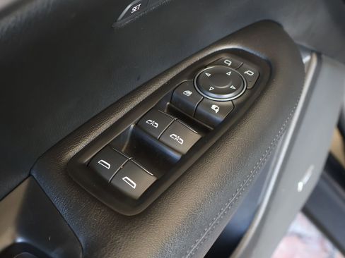 Used 2018 Cadillac XT5 Luxury w/ Driver Awareness Package FWD image 10