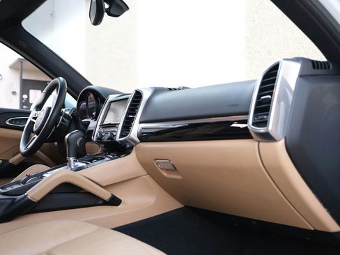 Used 2016 Porsche Cayenne image 33