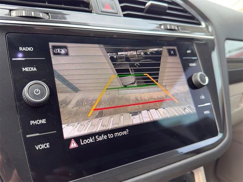 Used 2022 Volkswagen Tiguan SE w/ Panoramic Sunroof Package image 22