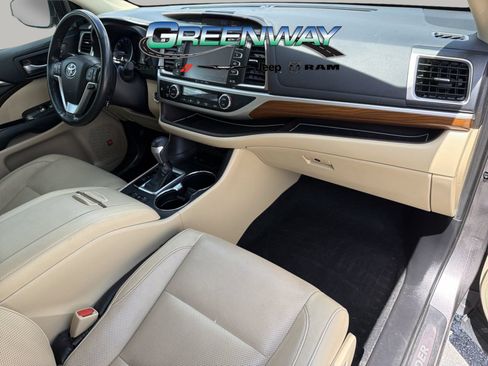 Used 2019 Toyota Highlander Limited Platinum FWD image 12