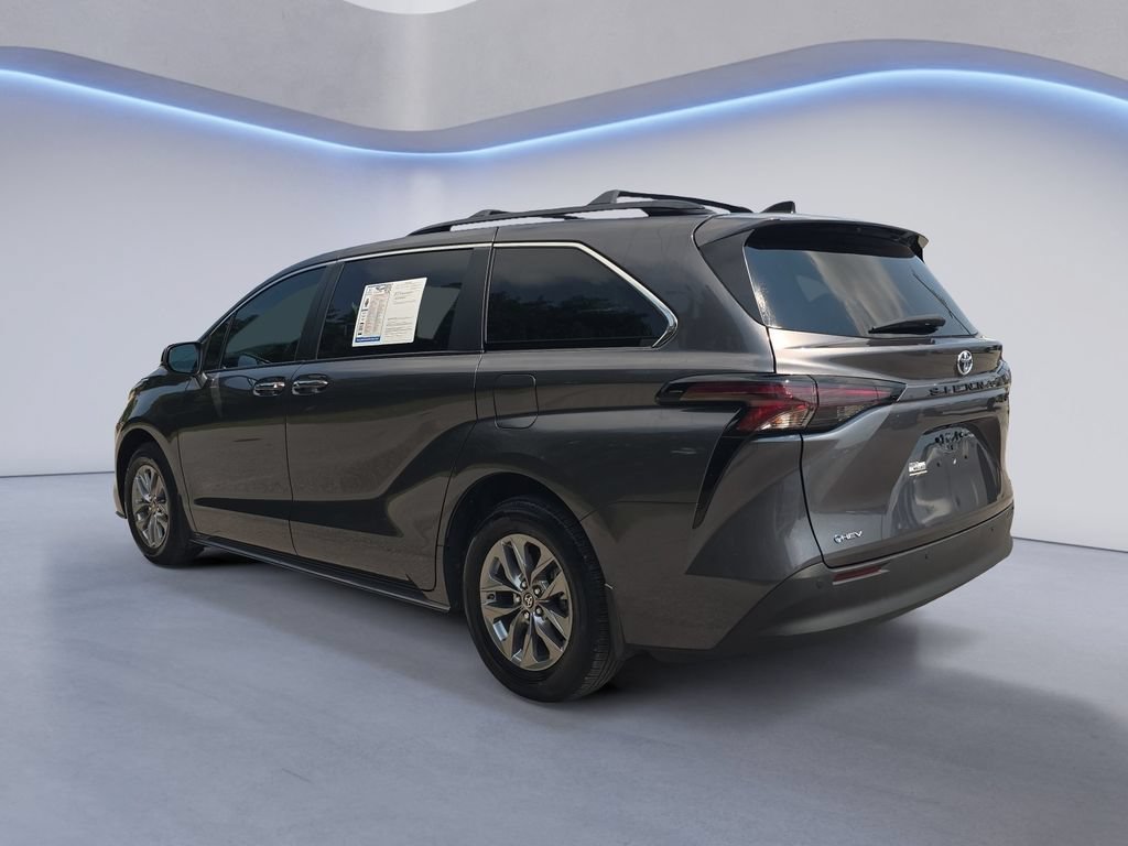 Used 2025 Toyota Sienna XLE w/ XLE Plus Package FWD image 3