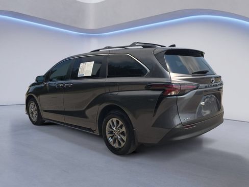 Used 2025 Toyota Sienna XLE w/ XLE Plus Package FWD image 3
