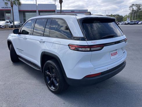 Used 2023 Jeep Grand Cherokee Limited w/ Black Appearance Package image 3