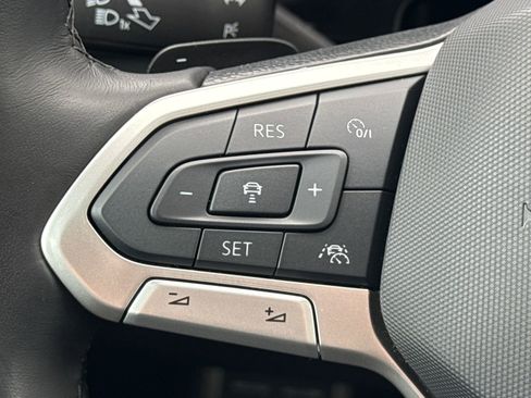 Certified 2025 Volkswagen Atlas SEL Premium R-Line image 32