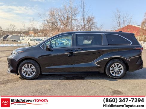 Used 2024 Toyota Sienna LE image 6