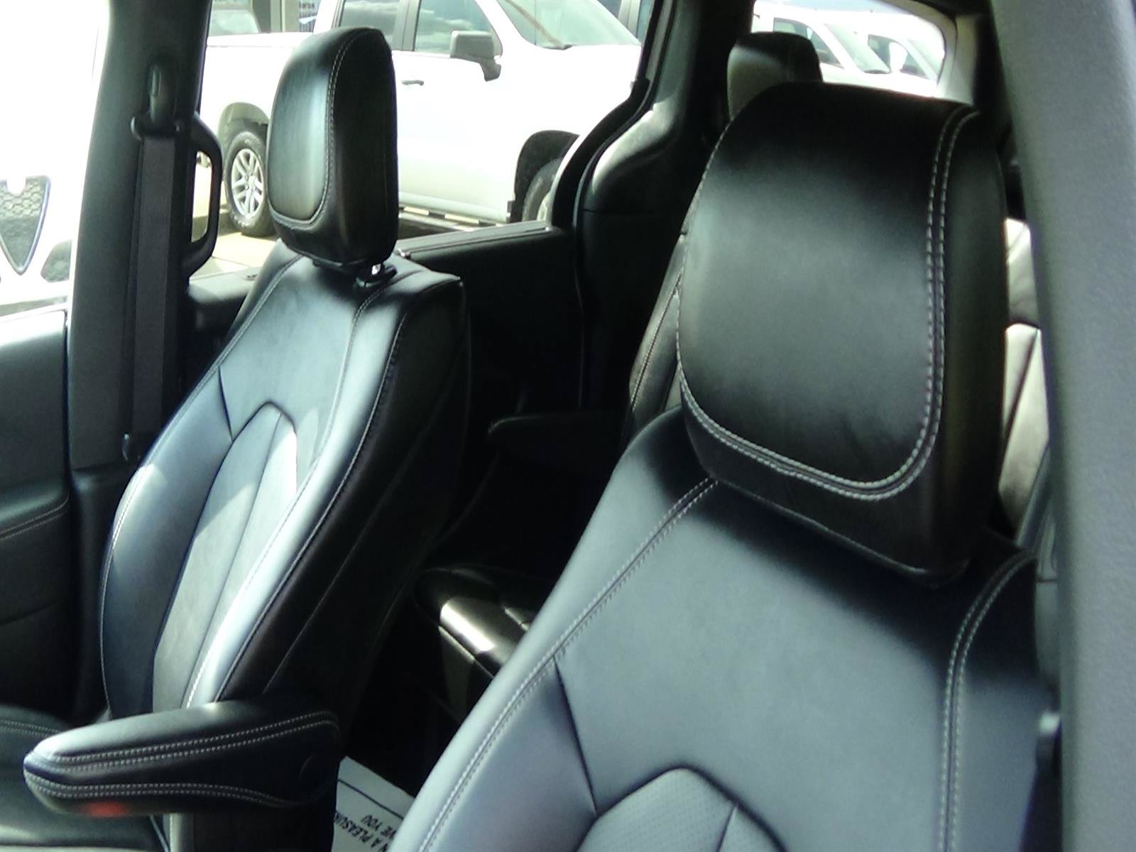 Certified 2025 Chrysler Pacifica Select FWD image 18