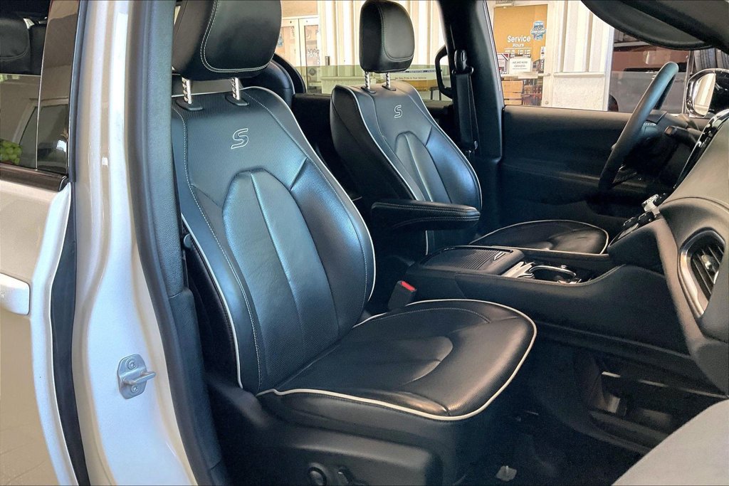 Used 2025 Chrysler Pacifica Limited FWD image 24