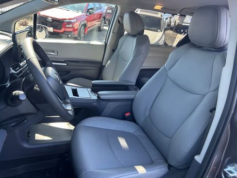 Used 2023 Toyota Sienna XLE AWD/4WD image 11