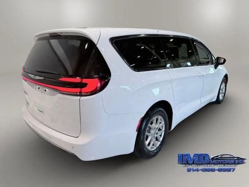 Used 2024 Chrysler Pacifica Touring-L FWD image 5