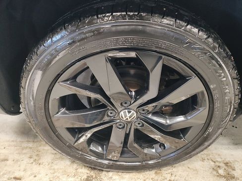 Used 2022 Volkswagen Taos SE image 3