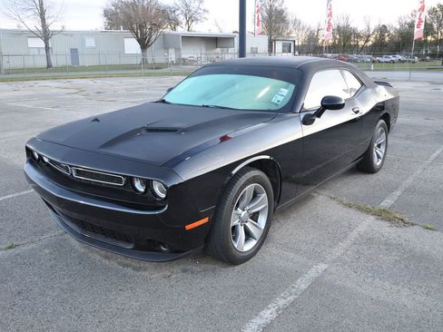 Used 2019 Dodge Challenger SXT image 1