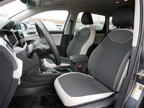 Certified 2025 Volkswagen Taos SE image 15