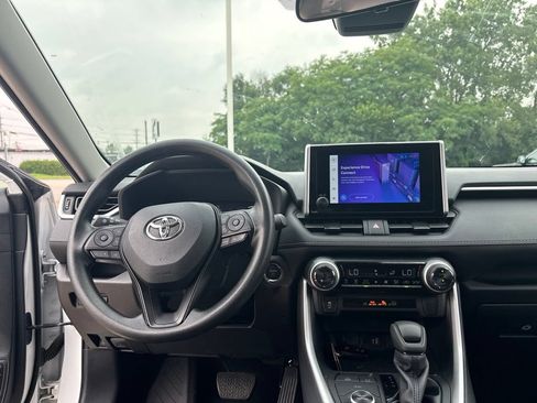 Used 2025 Toyota RAV4 XLE AWD/4WD image 23