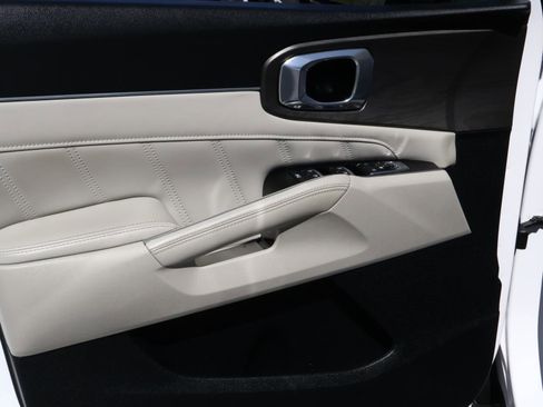 Used 2025 Kia Sorento SX image 17