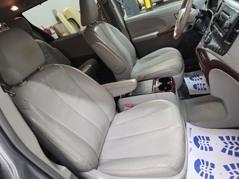 Used 2014 Toyota Sienna XLE FWD image 34