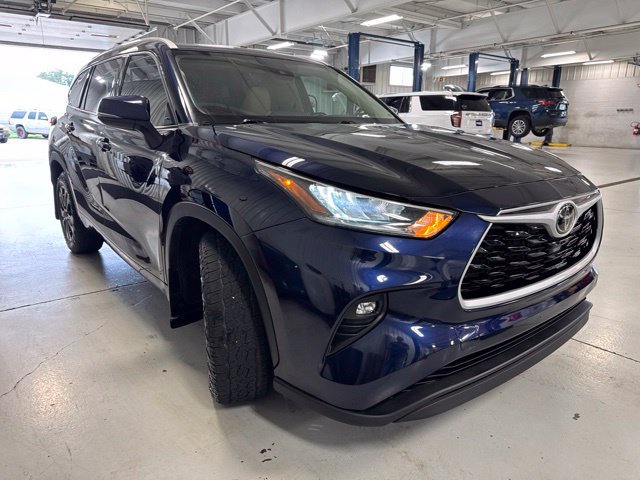 Used 2022 Toyota Highlander XLE AWD/4WD image 31