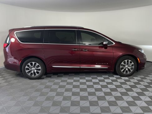 Used 2021 Chrysler Pacifica Pinnacle FWD image 6