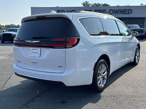 Used 2022 Chrysler Pacifica Touring-L image 8
