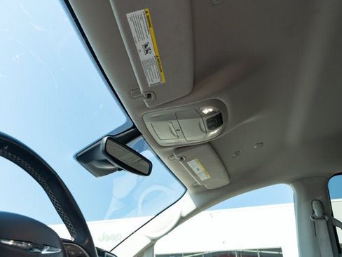 Used 2024 Chrysler Pacifica Touring-L FWD image 18
