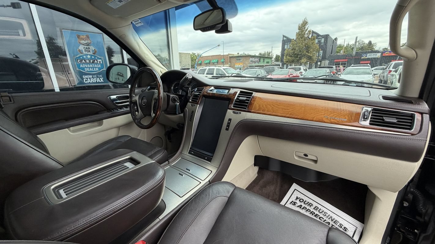 Used 2011 Cadillac Escalade ESV Platinum AWD/4WD image 17