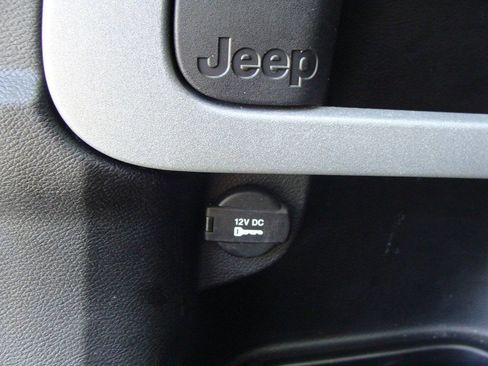 Used 2017 Jeep Cherokee Sport image 32