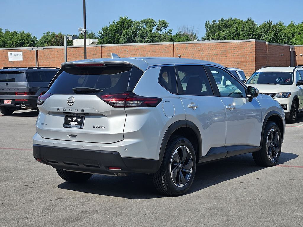 Used 2024 Nissan Rogue SV AWD/4WD image 4