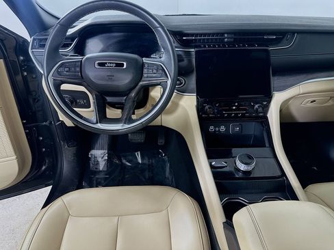 Used 2024 Jeep Grand Cherokee Limited w/ Black Appearance Package image 17