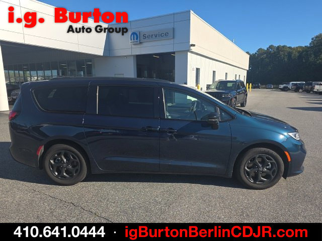 Used 2025 Chrysler Pacifica Premium FWD image 2