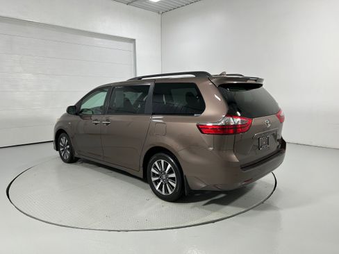 Used 2020 Toyota Sienna XLE w/ XLE Navigation Package image 23