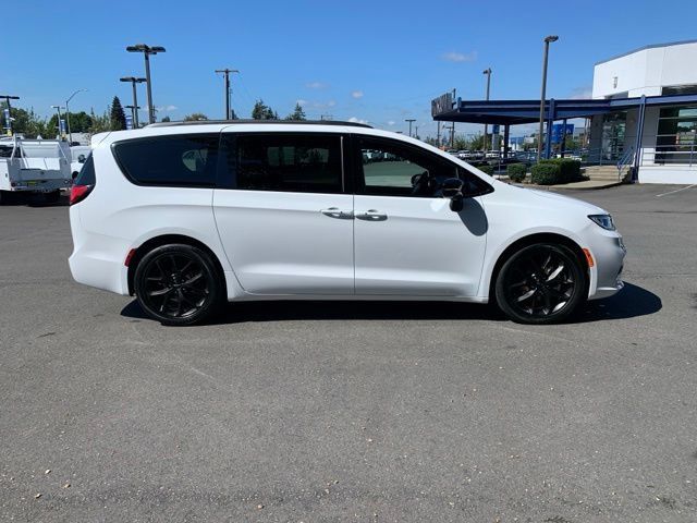 Used 2025 Chrysler Pacifica Limited FWD image 8