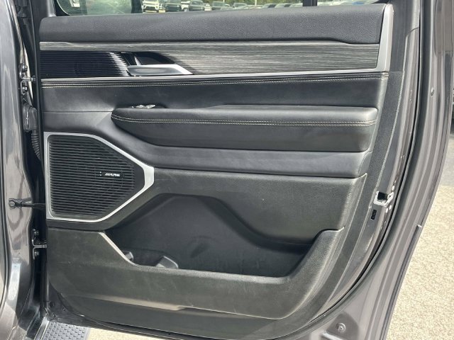 Used 2024 Jeep Wagoneer L Series II w/ Flexible Seating Group AWD/4WD image 25