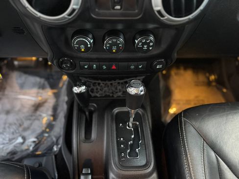 Used 2015 Jeep Wrangler Unlimited Sahara w/ Dual Top Group AWD/4WD image 19