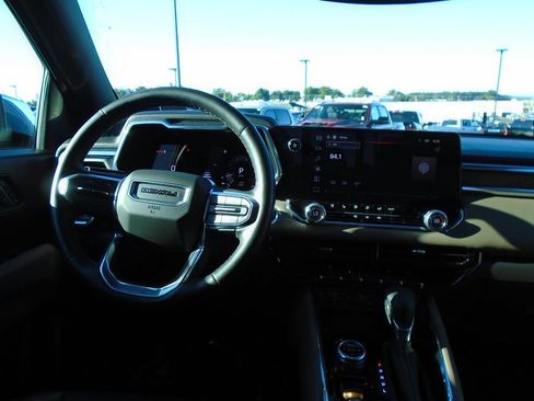 Used 2025 GMC Canyon Denali AWD/4WD image 11