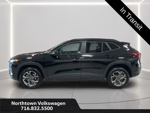 Used 2025 Chevrolet Trax LT w/ LT Convenience Package FWD image 2