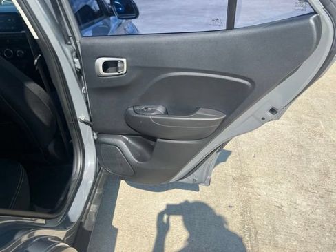 Used 2023 Hyundai Venue SEL FWD image 16