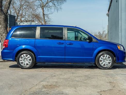 Used 2018 Dodge Grand Caravan SE w/ UConnect Hands-Free Group image 7