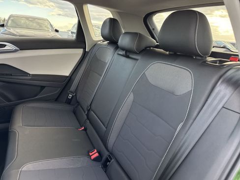 Used 2025 Volkswagen Taos SE FWD image 23