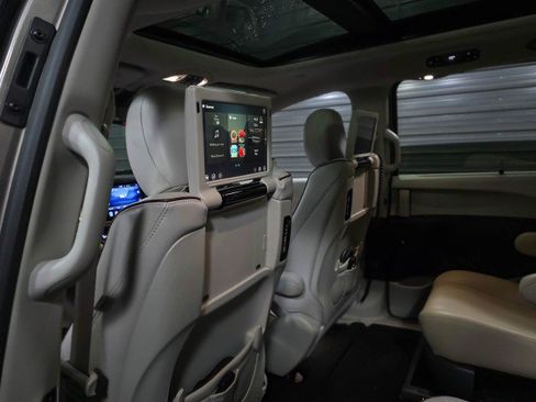 Used 2017 Chrysler Pacifica Limited image 24