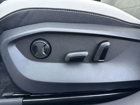 New 2026 Volkswagen Taos SE image 13