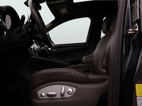Certified 2024 Porsche Macan AWD/4WD image 35