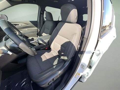 Used 2025 Chevrolet Traverse LT image 19