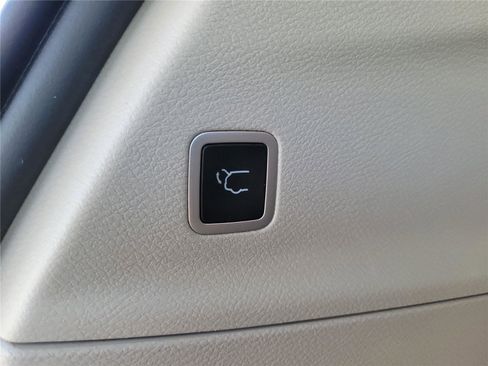 Used 2023 Chrysler Pacifica Touring-L FWD image 10