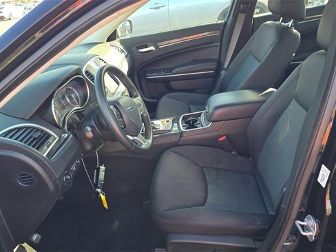 Used 2019 Chrysler 300 Touring w/ Sport Appearance Package image 8