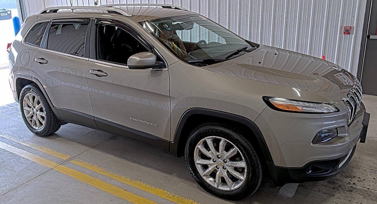Used 2017 Jeep Cherokee Limited AWD/4WD image 5