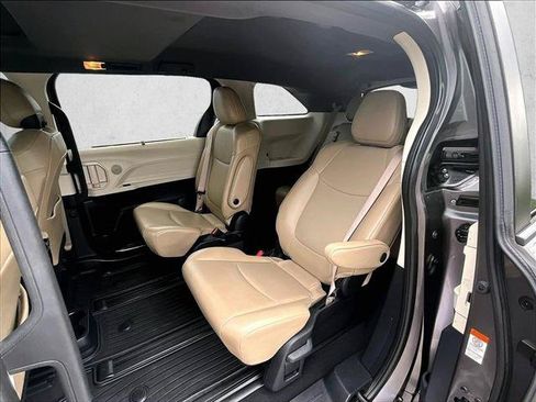 Used 2022 Toyota Sienna XLE FWD image 25