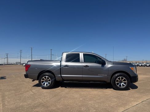 Used 2019 Nissan Titan S image 28